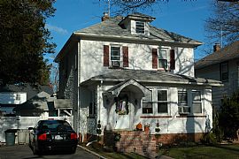Beautiful Colonial  in Westbury, NY