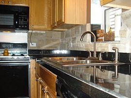 2 Bed, 1 Bath 1 Block To Blue/Pink Line in Pilsen, IL (Photo 2 of 5)