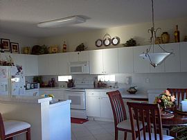 Beautiful lake front family home in Pembroke Pines, FL (Photo 2 of 5)