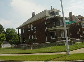 Spacious 2 Bedroom Lower 2 Family Flat in Detroit, MI (Photo 2 of 4)