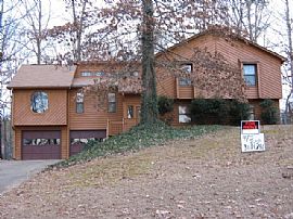 Spacious tri-level with bonus level in Kennesaw, GA