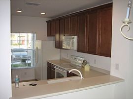 2 Bed/2.5 bath Townhome UTIL INC in Orlando, FL (Photo 4 of 6)