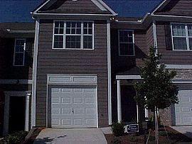 LIKE NEW TOWNHOME NEAR LAKE LANIER in Flowery Branch, GA