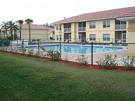 2/2 "Like New" Condo  in Fort Myers, FL (Photo 2 of 6)