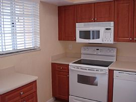 2/2 "Like New" Condo  in Fort Myers, FL (Photo 4 of 6)