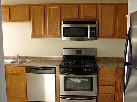 3bed, 3 bath, lake views, HEAT INCLUDED in Chicago, IL (Photo 3 of 6)