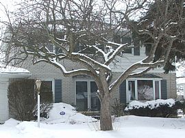 Beauiful 4 Bedroom w/ bonus 5th Bedroom! in Flint, MI