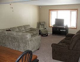 Beautiful 4 Bedroom w/bonus workout room in Flint, MI (Photo 2 of 6)