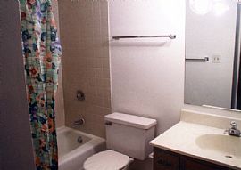 Beautiful 2 Bedroom Condo-Close to Shopp in Carol Stream, IL (Photo 5 of 5)