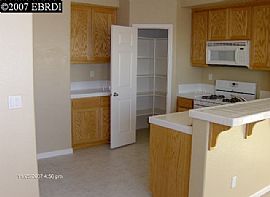 Gated Community 3bdr 2.5 bath Townhouse in Brentwood, CA (Photo 4 of 6)