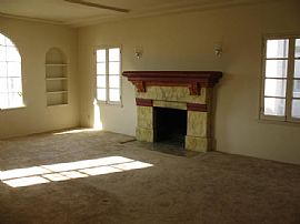 AVAILABLE NOW!!! LARGE SPACIOUS UPSTAIRS in Los Angeles, CA (Photo 2 of 6)