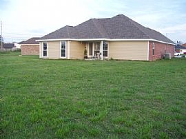Spacious New Home in Laplace, LA (Photo 2 of 6)