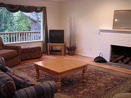 Fully Furnished 2-brm 2-bath Duplex Apt. in Seattle, WA (Photo 3 of 6)
