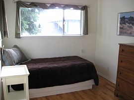 Fully Furnished 2-brm 2-bath Duplex Apt. in Seattle, WA (Photo 5 of 6)