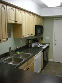 Remodeled  townhouse with shared garage in Clearwater, FL (Photo 3 of 6)