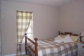 3/2 Split  Level in Quiet Neighborhood in Duluth, GA (Photo 6 of 6)