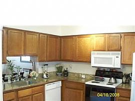 Beautiful 2br. Townhouse in Lake Ridge, VA (Photo 4 of 6)