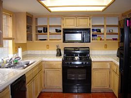 Sunny Townhome in Inglewood, CA (Photo 3 of 4)