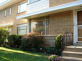 Cozy Townhouse 1.5 Bath, 3 Level in Skokie, IL