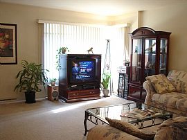 Cozy Townhouse 1.5 Bath, 3 Level in Skokie, IL (Photo 2 of 6)