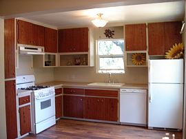 Charming 2B-1Ba home with backyard in Grass Valley, CA (Photo 3 of 5)