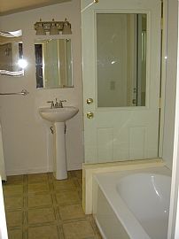 Charming 2B-1Ba home with backyard in Grass Valley, CA (Photo 5 of 5)