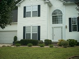 Beautiful Home in Northwoods Community in Charlotte, NC (Photo 2 of 6)