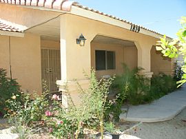 Corner 3 bed 2 bath Plus den w/yard in Palm Springs, CA