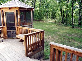 Beautiful 3 Bedroom on Wodded Lot    in Streamwood, IL (Photo 2 of 6)