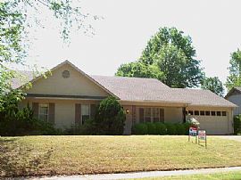 Ranch home with Screened in back porch in Lakeland, TN