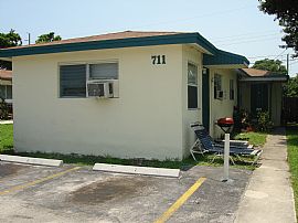 renovated one bedroom, available immedia in Dania Beach, FL