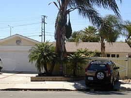 3 bed 2 bath with jacuzzi in Costa Mesa, CA