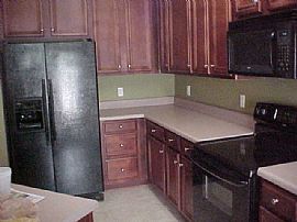 2 bed, 2.5 bath townhome w/great kitchen in College Park, GA (Photo 2 of 6)