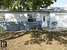 Cute Cozy Move in Ready in Kenneth City, FL