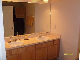 1,625sqft Gated Townhome 3/2.5 w/garage in Tampa, FL (Photo 2 of 5)