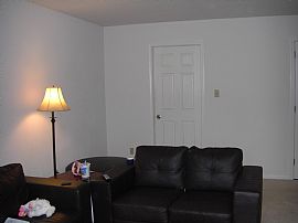 Lovely & Spacious Townhouse in Allentown, PA (Photo 3 of 6)