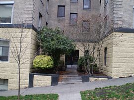 Spacious 1BR w/ Living Room and Den in Seattle, WA (Photo 2 of 4)