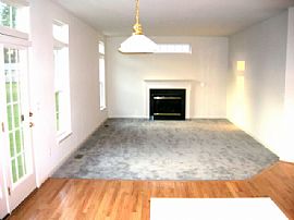 3 story/pet friendly/Pub. Transportation in Lovettsville, VA (Photo 2 of 4)