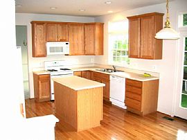 3 story/pet friendly/Pub. Transportation in Lovettsville, VA (Photo 3 of 4)