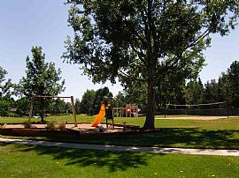 Cottage-Style Home in Gated Community in Aurora, CO (Photo 5 of 6)