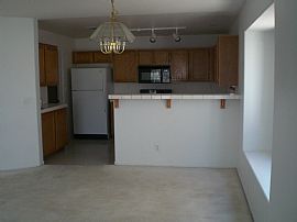 very nice spacious 3 bed 2.5 bath  in North Las Vegas, NV (Photo 3 of 6)