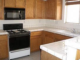 very nice spacious 3 bed 2.5 bath  in North Las Vegas, NV (Photo 4 of 6)