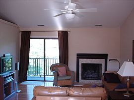 Condo with great location and upgrades in Glen Ellyn, IL (Photo 3 of 5)