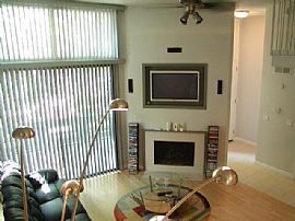 Beautiful Tri-Level Townhouse - Modern  in Northridge, CA