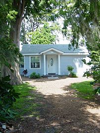 Quaint Lakefront Vacation Cottage  in Cypress Gardens, FL