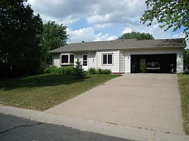 Split Level, Super Clean, Huge Yard! in Shoreview, MN