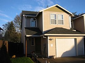 Nice 3 Bedroom Townhouse with AC and Plenty of Parking in Hillsboro, OR