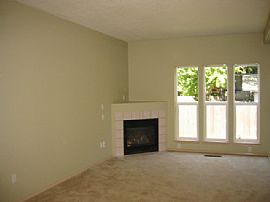 Nice 3 Bedroom Townhouse with AC and Plenty of Parking in Hillsboro, OR (Photo 2 of 5)
