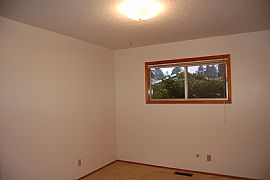 Single Story Home in Desirable Area in Hillsboro, OR (Photo 4 of 6)