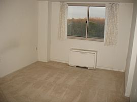 3BR 2BA corner balcony condo near I-395 in Alexandria, VA (Photo 1 of 6)